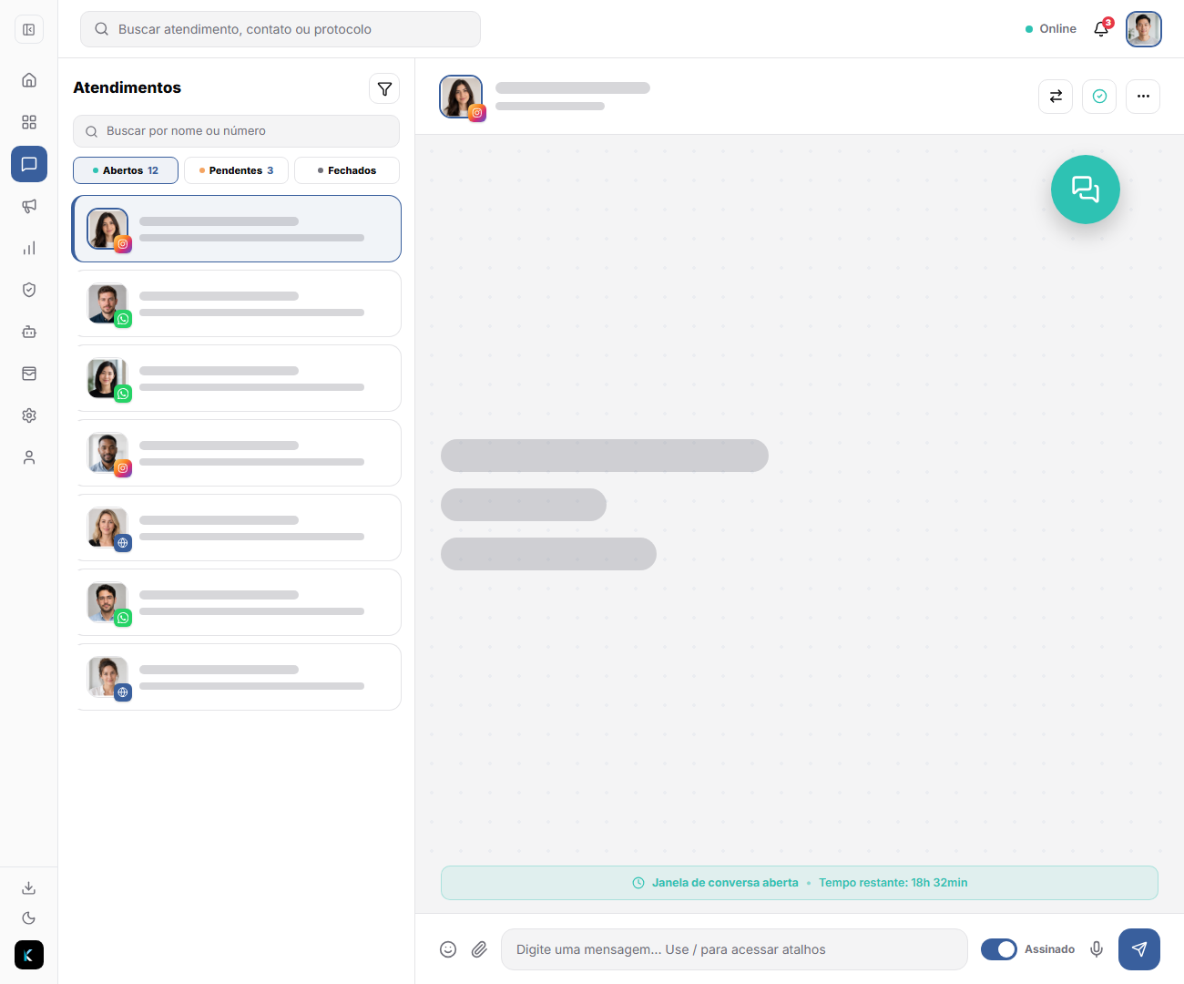 Painel de Atendimentos da Central Hub reunindo conversas de WhatsApp, Instagram e e-mail em uma única fila, com o histórico da conversa aberto ao lado